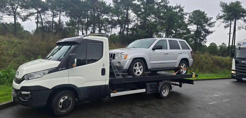 SUV 4x4 gris sur le plateau GTI Dépannage en bord de route