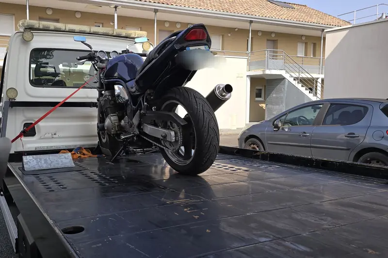 Moto sanglée sur le plateau de la dépanneuse GTI Dépannage