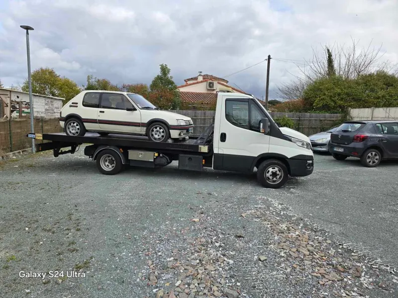 Peugeot 205 blanche chargée sur le plateau GTI Dépannage