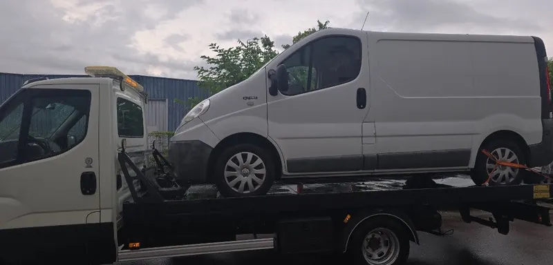 Fourgon utilitaire blanc chargé sur le plateau GTI Dépannage